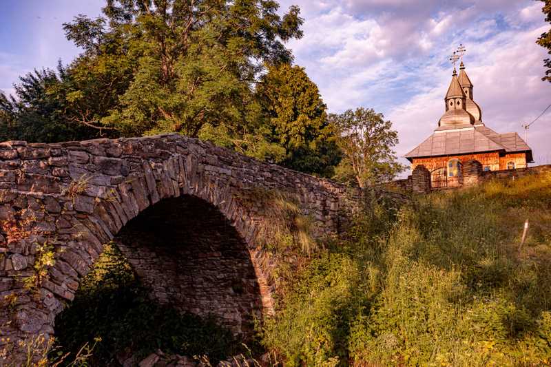Cerkiew w Olchowcu z zabytkowym mostkiem